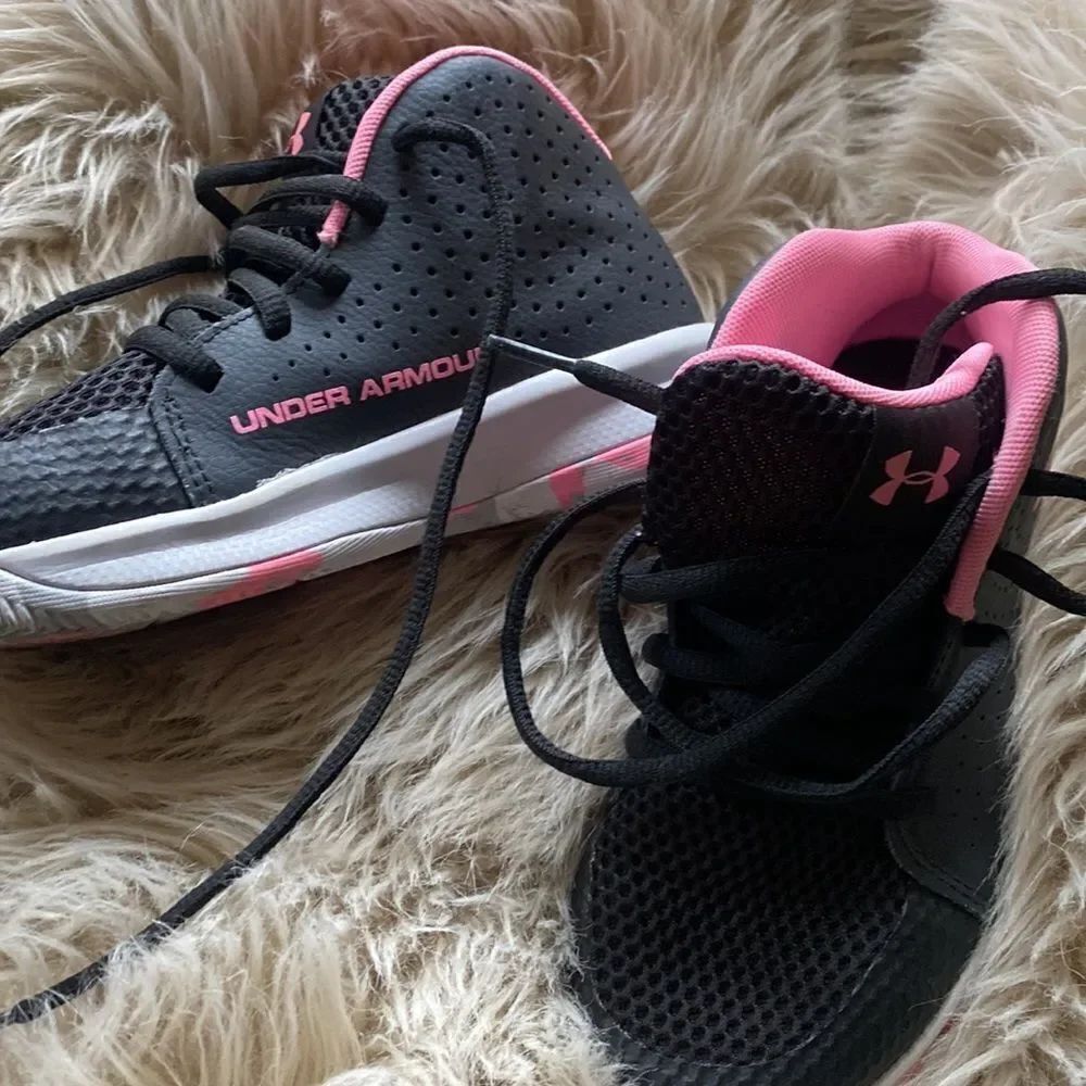 Under Armor Girls high Top Tennis Shoes Sneakers 1Y black pink